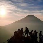 Keindahan Gunung di Indonesia: 5 Pendakian yang Wajib Dicoba oleh Petualang